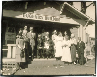 Familia con “pedigrí” antes un edificio de la corriente. Wikimedia Commons